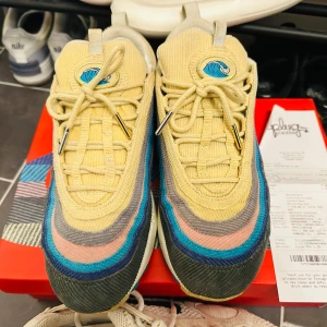 Nike sean Wotherspoon Air Max 1/97 Corduroy - Nike Air Max 1 'Corduroy' i gul färg.  Sean W x air max 1/97 Storlek us8/eu41 fit bigger  Skick in the pictures  Og box, no other accessories  Bought from PMP/ettresex in Stockholm 