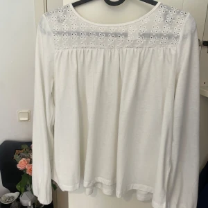 Vit Spets Blus  - Vit blus med spets, Använd ett par gånger, Storlek 158-164
