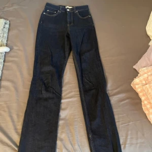 Jeans  - Slim bootcut jeans med slit vid fötterna. 