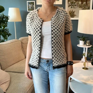 Kortärmad kofta - Så cool och unik kortärmad kofta 🩷går att stänga med dradkedja 