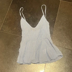 randigt linne - randigt linne från gina tricot! väldigt bra skick. korsning i ryggen.💗