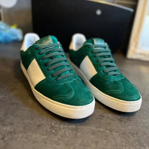 Valentino Flycrew - Säljer mina gröna valentino flycrew i mocka. Dom är försiktigt använda och omskötta.  Finns ingen box