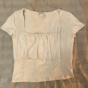 Söt topp - Jättesöt vit topp från monki i storlek xs❤️Skriv i dm om du har frågor elle vill ha fler bilder