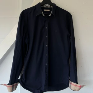 Burberry skjorta - Burberry skjorta i grymt skick, köp sker via sicuro