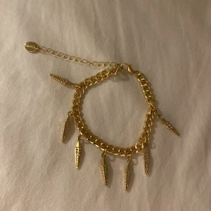 Guldigt armband med nitar - Guldigt armand med nitar ifrån Ur &Penn. Oanvänt. Likadant som Alexandra har i en video. Säljer även en likadan stickad tröja i storlek S längre ner. Säljer för att jag inte har använt det och kommer nog tyvärr inte använda det då jag har andra armba