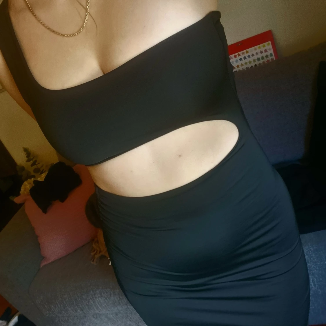 Svart oneshoulder klänning - 90