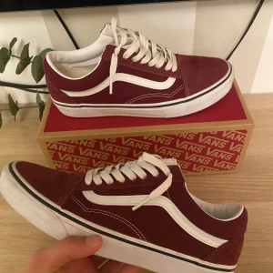 Vinröda Vans  - Nu säljer jag mina gamla Vans i storlek 41 använda ett fåtal gånger men jag säljer dem så dem har blivit försmå för mig 
