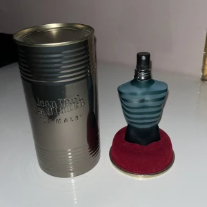 Jean Paul Gaultier Le Male 40ml - En Jean Paul parfym med cirka 35 ml kvar doftar vanilj mm, en bra vinter parfym 😀