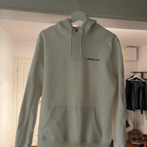 Axel Arigato hoddie  - Säljer en Axel Arigato hoddie i toppskick i storlek S. Köpt från butik 