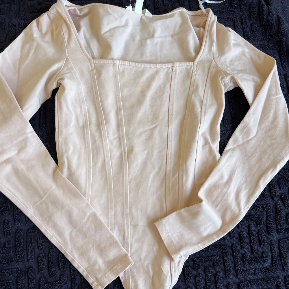 En ny ljusrosa tröja från h&m som inte kommer gå till användning mer . Neuletakit & Villapaidat.