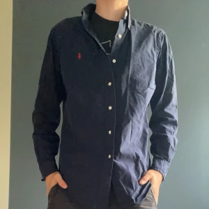 Ralph lauren skjorta - Säljer min fräscha Ralph lauren skjorta som är classic fit men sitter mer som en slim Nypris:1600 Köpt för ungefär 1 månad sedan ny  Skick:10/10 Modellen är classic fit men skulle säga att den liknar mer än en slim fit
