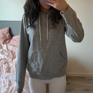 Grå hoodie - Grå hoodie, använt en del gånger men fortfarande i bra skick☺️