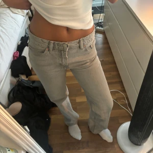 Ljusgrå jeans🙌 - Jättesnygga ljusgråa jeans från Ginatricot i storlek 34. För referens så är jag (på bilden) 1,65 lång och en storlek XS/S och 34/36 i jeans. Byxorna är i bra skick!💞💞
