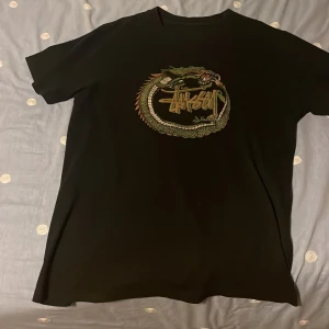 Stüssy dragon tee  - Riktigt fett t-shirt som är i använt skick. Köpt här på plick. Priset kan absolut diskuteras.