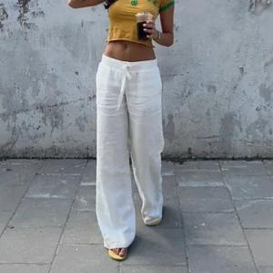 ALOBHA linne byxor - Dem populära linne byxorna från Alobha. Helt nya, endast testade 1 gång. Lapp och orginalförpackningen finns kvar. Säljer pga för små för mig. Kan även vara intressant med byte mot storlek M. Nypris 899kr