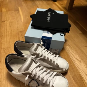 Philippe model - Philippe model PRLU  i bra skick size: 41 Skick 8/10 nypris ca 3,5 mitt pris 1599  (Ej hugget i sten)