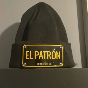 El patron, John hatter mössa - Tjena! Säljer denna John hatter mössa som bara är använd 1 gång! Skick 10/10. Säljer då den aldrig används! 