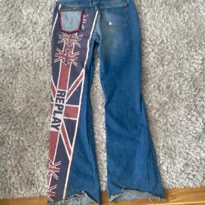 Lågmidjade jeans - Säljer dessa snygga jeans, är 170 cm  lång och dom sitter bra i längden, midjemått är 38cm rakt över och längden från midjan och ner är 105cm, skriv för frågor