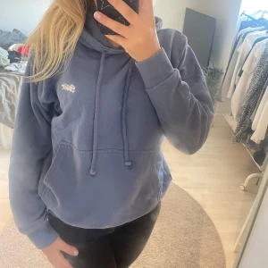 Blå hoodie  - Superfin färg på denna sköna hoodien. Säljer då jag inte får användning för den, jättefint skick! Bra passform.