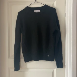 Stickad tröja  - Stickad svart tröja. Knappt använd