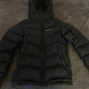 PeakPerformance jacka  - Köptes förra året och använd ett par gånger. I bra skick och håller dig varm☺️