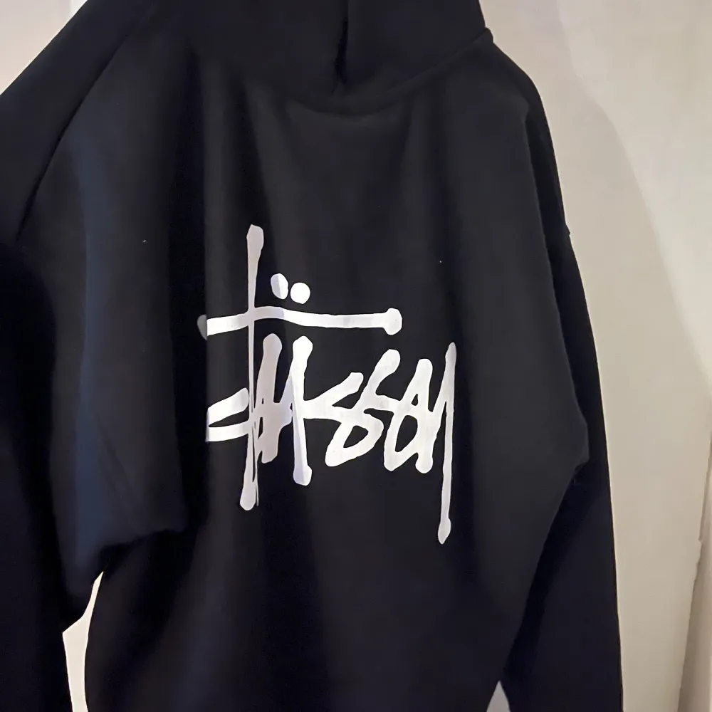 Tjena säljer en helt oanvänt zip hoodie ifrån stussy storlek m och taggen hänger kvar. 1500 kr . Hoodies.