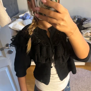 Söt volangkofta - Svart volang kofta från zara💕 Lappen på tröjan är bortklippt men den passar xs/s