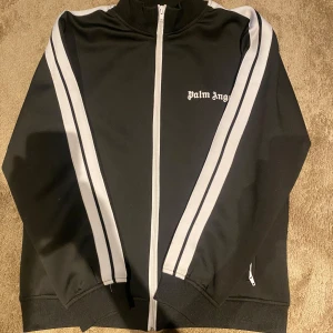 Palm angels S - Tjo, säljer nu denna feta tröja som är i storlek S! Skick 10/10 nästan helt sprillans ny! Kan sänka pris vid snabb affär!