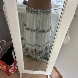 Lång kjol - Kjol från zara i storlek M men är uppsydd i längden