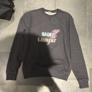 Saint Laurent Bolt sweatshirt - Säljer nu min SL Bolt tröja då den inte används  Fint skick 9/10