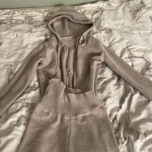 Tik tok sätt!  - Säljer detta sättet helt nytt har använt den en gång sen ja köpte den! Säljer för 800 men kan sänka priset också!