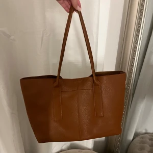 Brun handväska  - Super snygg handväska som passar perfekt till hösten! Stor och rymlig samt snålt använd, inte större synliga tecken på att den använts! Hör av er vid frågor 💕💘MÅTT: bredd 47cm, höjd 26cm