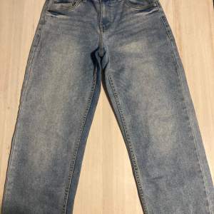 Ett par Levis jeans nästa sprillans nya nästa aldrig änvända säljer dom för dom inte passar mig längre.  -Inga skador på jeansen modelen är Loose taper. Riktigt sköna   (LITE OLIKA TONER PÅ BLÅ PÅ JEANSEN!!)