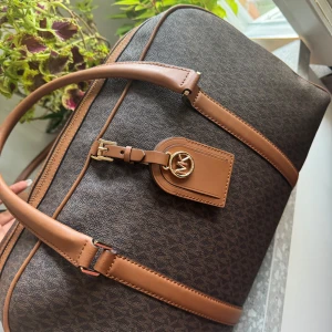 Michealkors väska  - Ny resväska använda bara 2 gånger. 