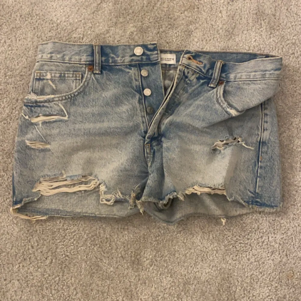 säljer mina skitsnygga jeansshorts ifrån zara! sparsamt använda och inga defekter❤️. Shorts.