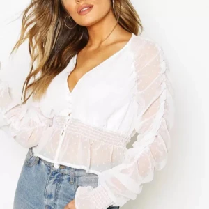 boohoo vit blus med knappar  - jättesöt blus med knappar från boohoo