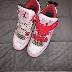 Air Jordan 4 fire red - Säljer mina AJ4 Fire red som jag köpte här på plick. Inget OG medföljer därav priset. Storlek 42 (passar nog 41) Skick 5/10