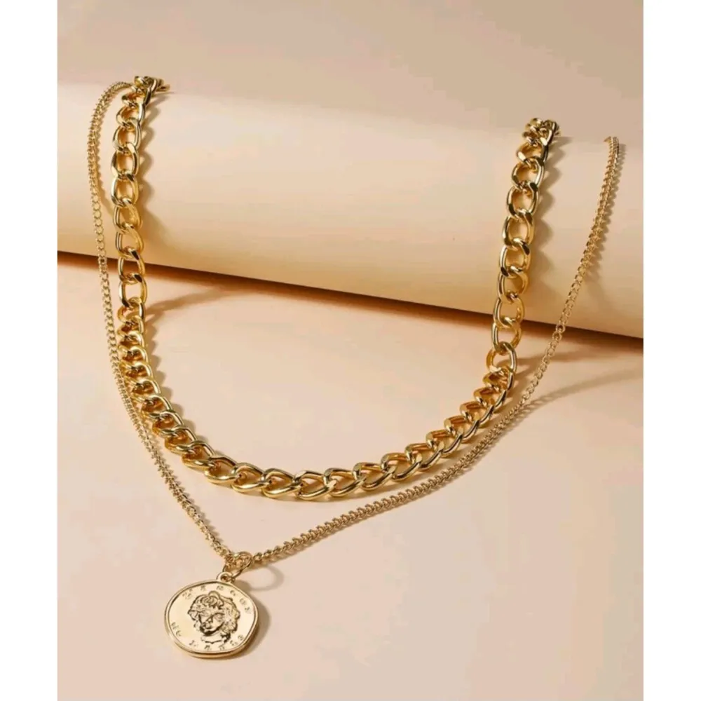 Fransar: Nya, Volym, ytterst lite lila färg Halsband: Guldfärgad, Ej äkta, bra skick Örhänge blad: Guldfärgad, Nya, Ej äkta Örhängen face: Guldfärgad, Ej äkta, Nya OBS!! Ingår ett par till örhängen i guld, skickar bild på de då dem ej fick plats. . Asusteet.