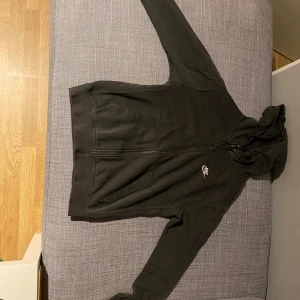 Nike zip hoodie - Storlek S Nypris 949kr på nikes hemsida Jag köpte den begagnad så den är ganska urtvättad. Vilket är vad många letar efter, ger en vintage känsla. Men den är fortfarande i ett bra skick. Skriv till mig om ni har frågor eller vill ha fler bilder.