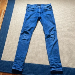 Replay jeans - Säljer dessa feta replay jeansen i modellen anbass! Skick:9/10 Storlek: W31 L34