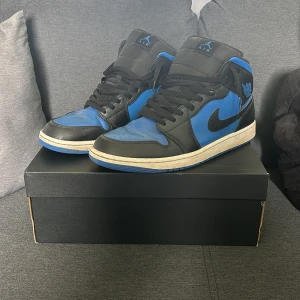 Jordan 1 mid  - Hej! Säljer nu mina jordans då jag inte använder de. De är väldigt lite använda då jag bara använde de cirka 1 månad. De är storlek 47 men passar 46 perfekt. Jag köpte de från Nike egna hemsida för 1699kr. 