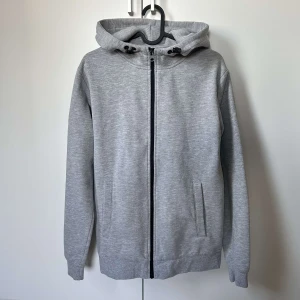 Grå zip kofta  - En grå zip kofta som inte används, i bra skick 