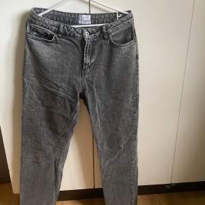 Hej säljer dessa jeans eftersom jag inte använder dom. Väldigt fina jeans nu till hösten köptes från kidbrandstore för något år sen användes typ 5 gånger. Inga synliga slitage skicket går 10/10 pris kan diskuteras! Hör av vid frågor💬