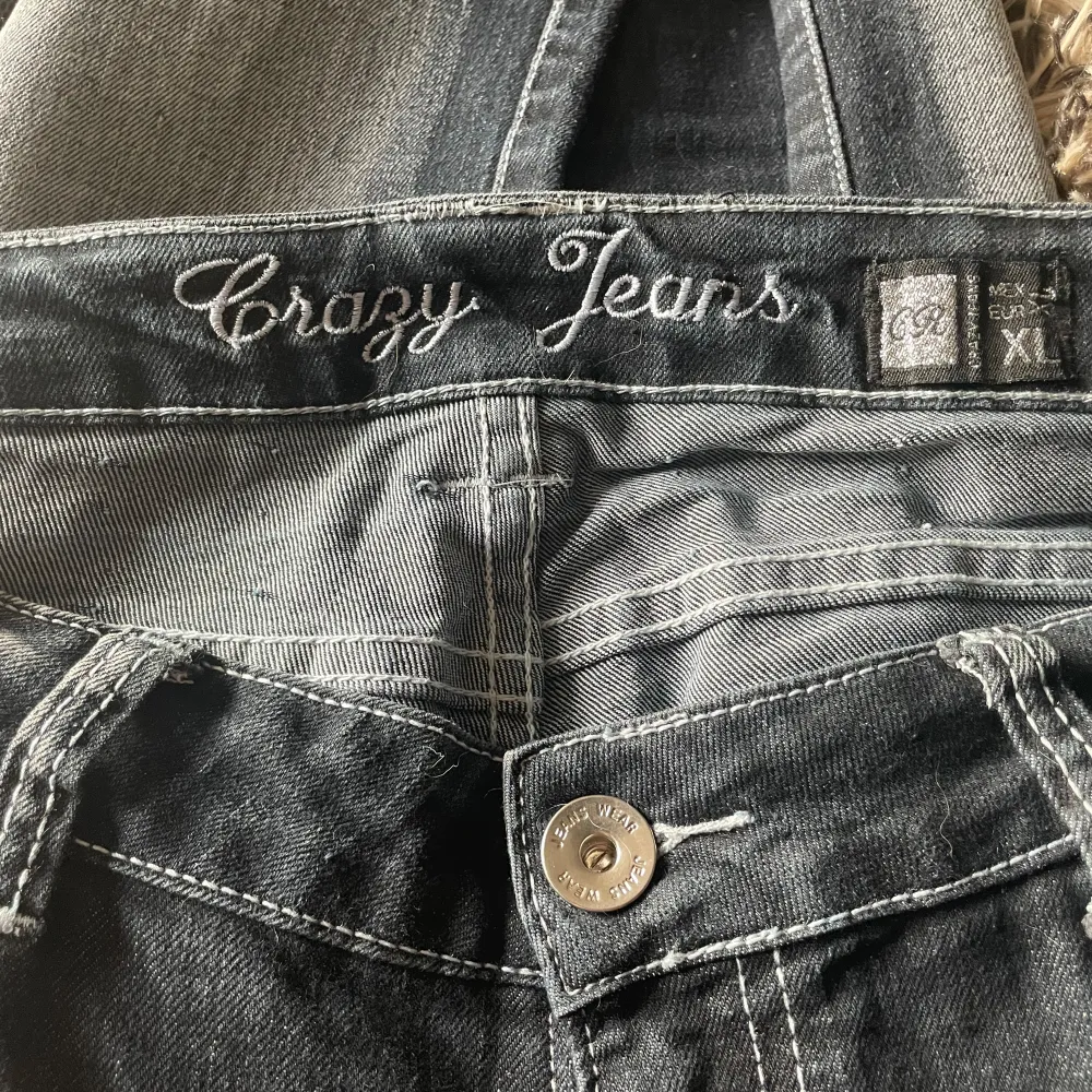 Jättesnygga jeans som liknar crazy age, märket heter crazy. Storleken är xl fast de är väldigt små i storleken skulle säga att de kanske är en 28! Om du är intresserad av några exakta mått så kan du kontakta mig!💗☺️. Jeans & Byxor.