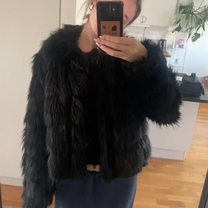 Pälsjacka - Säljer denna skit snygga pälsjacka från nelly. Säljer pågrund av att den ej kommer till användning 