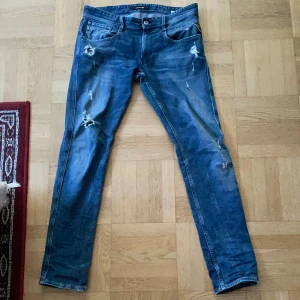 Replay jeans anbas  - Riktigt feta Replay jeans använt dem 2 gånger. Jeansen är i jättebra skick som nya. Modell anbass. Skriv gärna vid minsta fundering