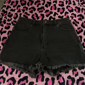 Jeans shorts  - Köpta för ett år sedan nästan aldrig använda 