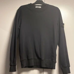Stone island  - Tjena! Säljer denna Stone island sweatshirt. Den är 100% äkta. Den är väldigt nt så knappt använd. Skicket är 9/10. Skanna QR koden och se för er själva! Hör av er vid frågor. 
