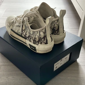 Dior B23 low - Säljer ett par Dior B23 i ett använt skick ! 