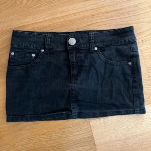 Lågmidjad kjol - Svart vintage Gina tricot jeanskjol😍 Perfekt längd och låg midja💃Storlek S/M
